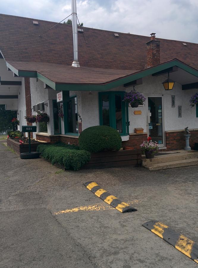 Motel Les Pins Granby Exterior foto