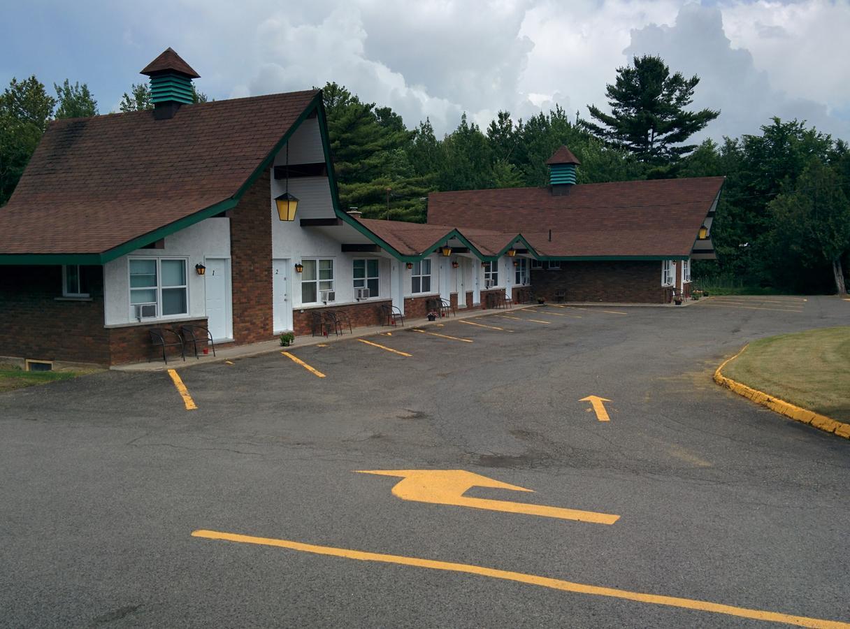 Motel Les Pins Granby Exterior foto